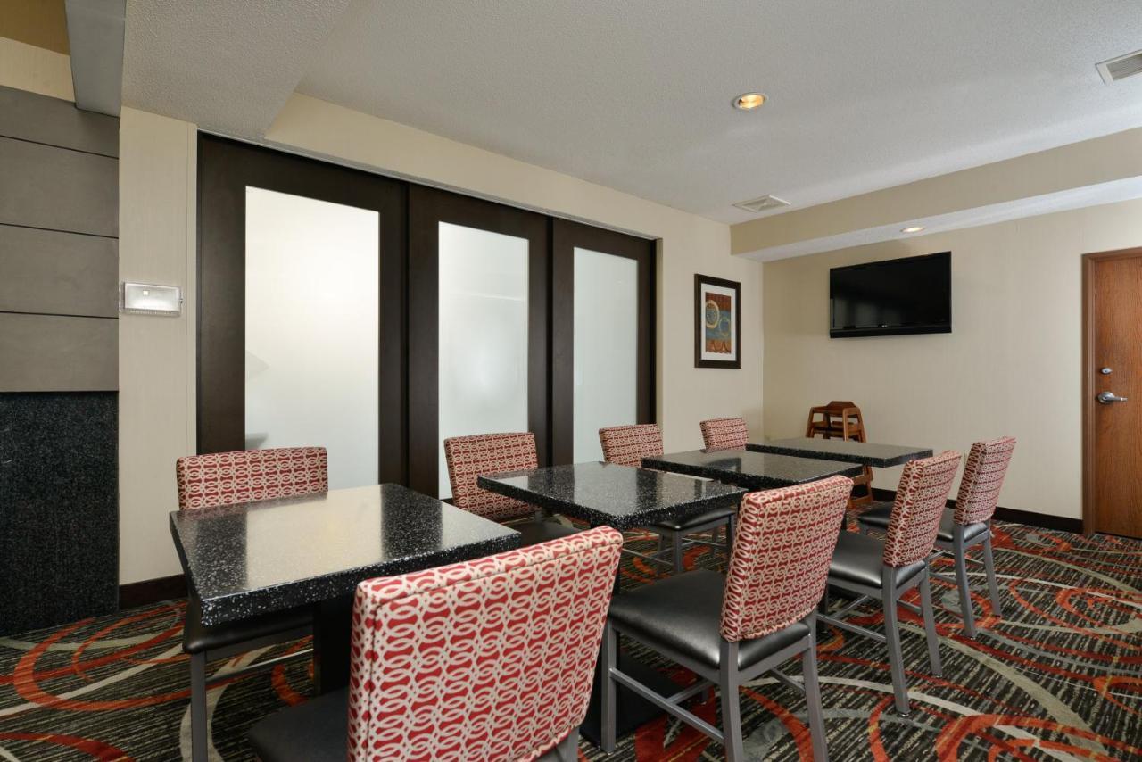 Holiday Inn Express Boston-Milford By Ihg Exterior foto